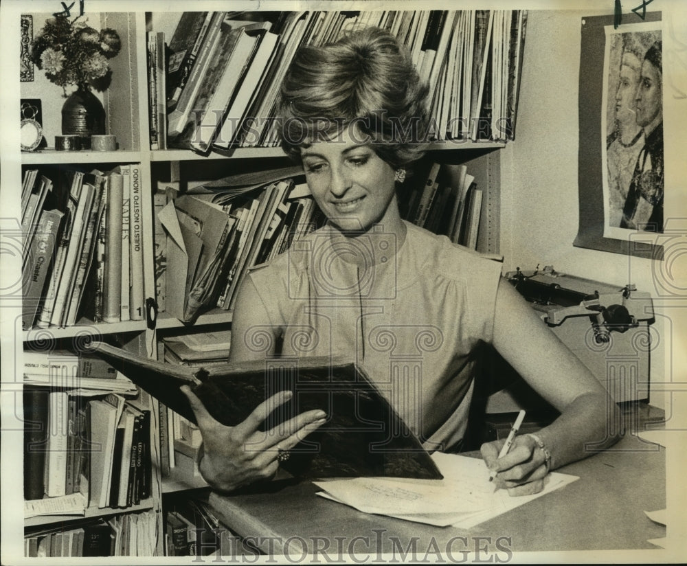 1976 Press Photo Professor Ann H. Hallock, director of Italian Studies at Tulane - Historic Images