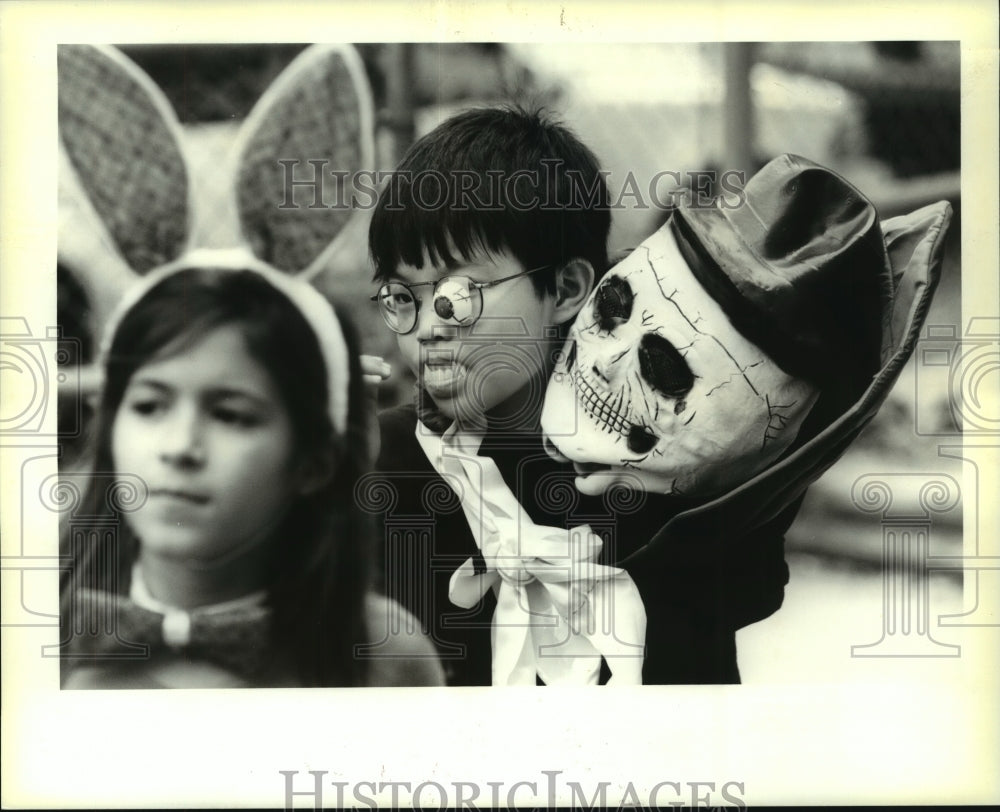1994 Press Photo Halloween costume contest at Diebert Elementary School - Historic Images