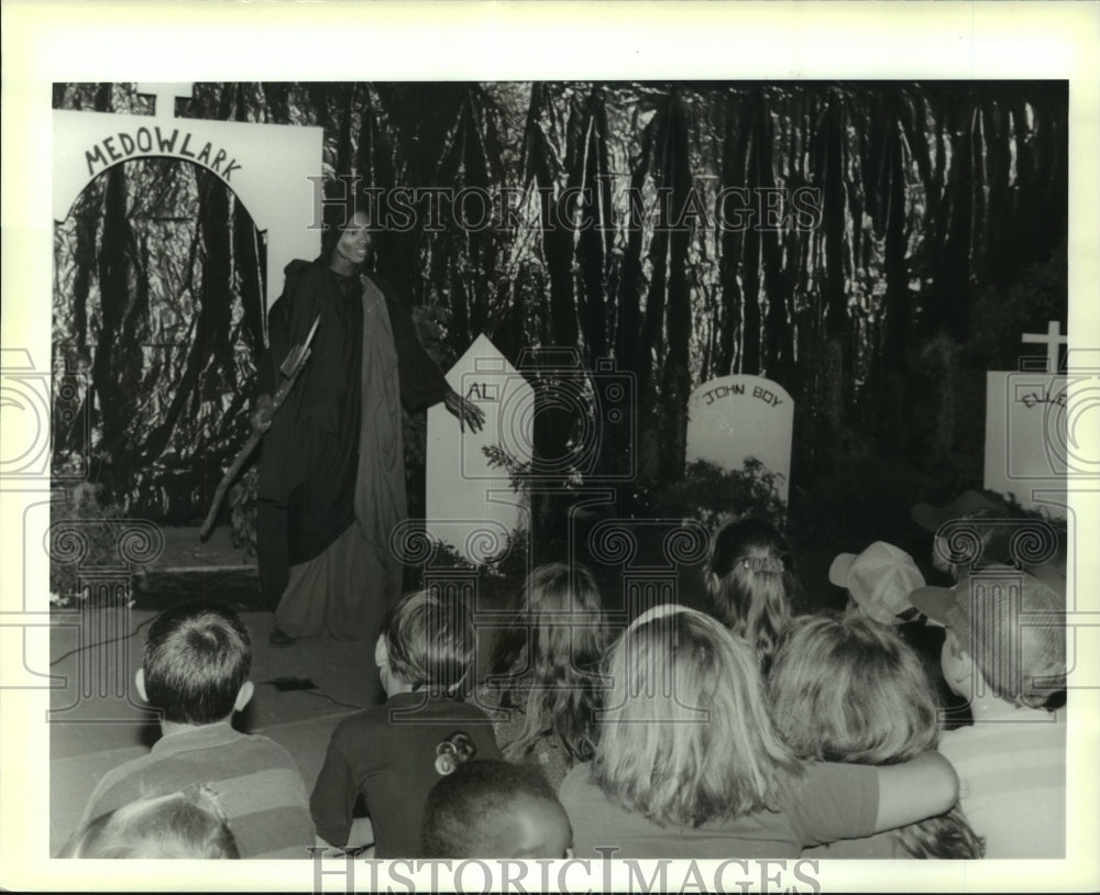 1991 Press Photo Raynauld Bentley, &quot;The Grim Reaper,&quot; in a school play. - Historic Images