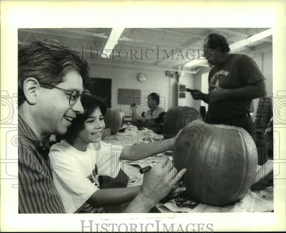 1994 Press Photo Pumpkin carving lesson at Mike Miley Playground in Metairie. - Historic Images