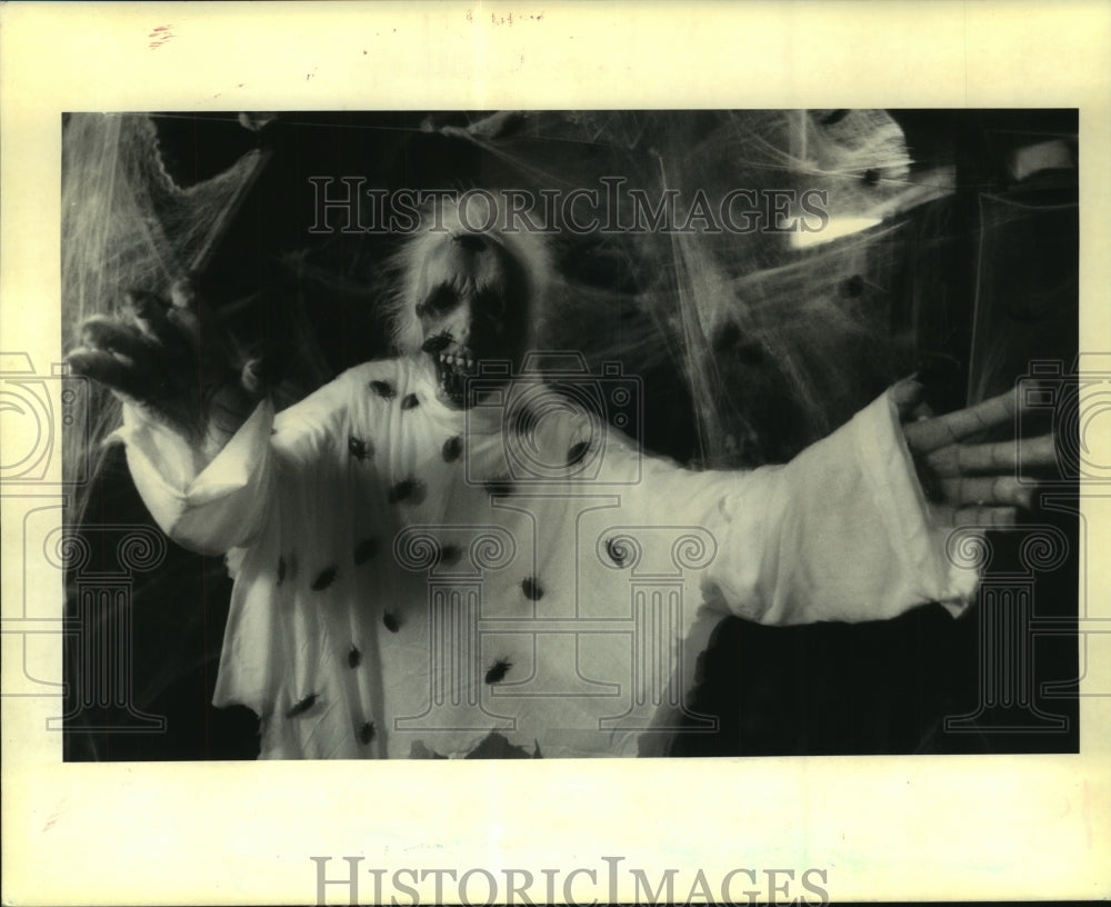 1992 Press Photo The Roach Man - a new addition to the Lakeside Haunted House. - Historic Images