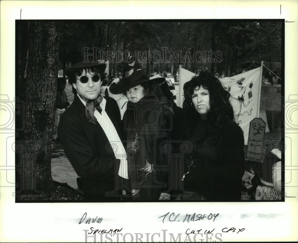 1993 Press Photo David Spielman costumed as John Lennon and his family. - Historic Images