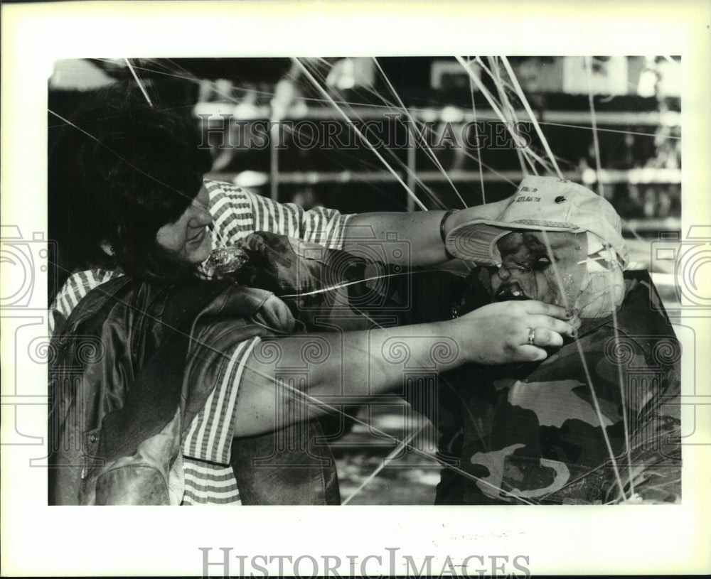 1993 Press Photo The Hembree family putting on costumes for Halloween. - Historic Images