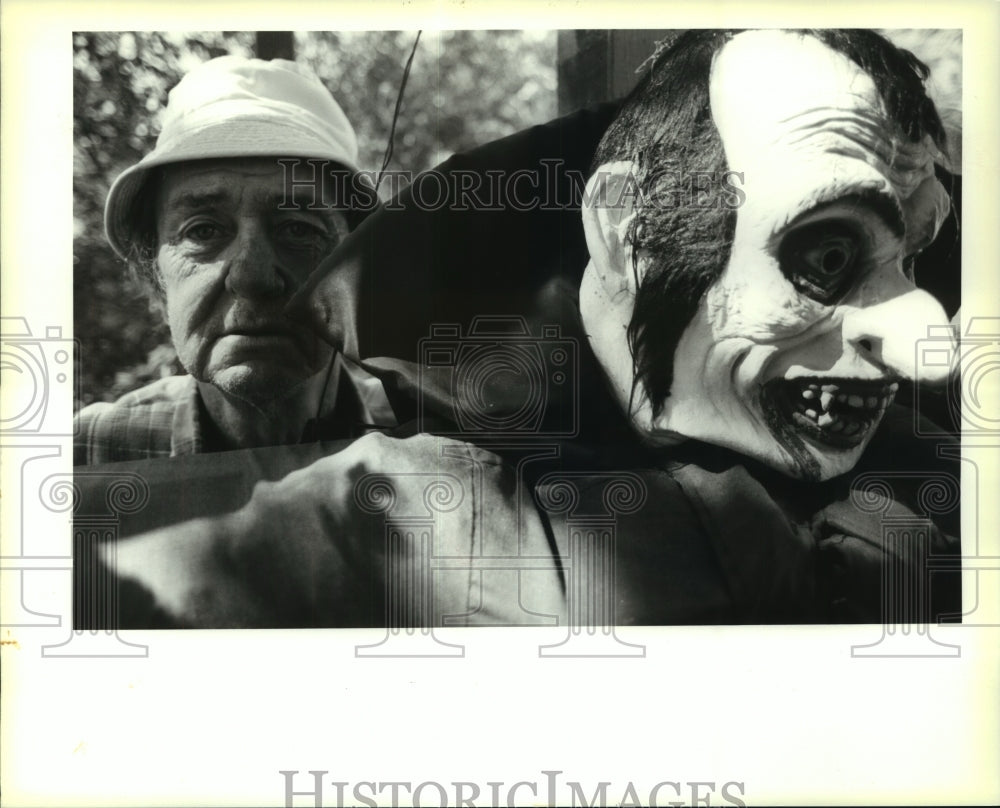 1993 Press Photo Arthur McAvoy with one of the decorations he designed. - Historic Images