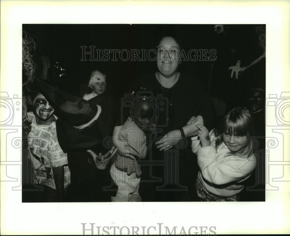 1993 Press Photo Gena Morgan takes two of her students through the haunted house - Historic Images