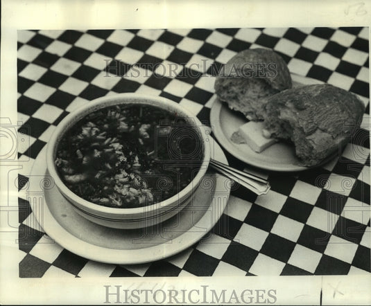 1976 Press Photo The Gumbo Shop's signature gumbo soup served with bread - Historic Images