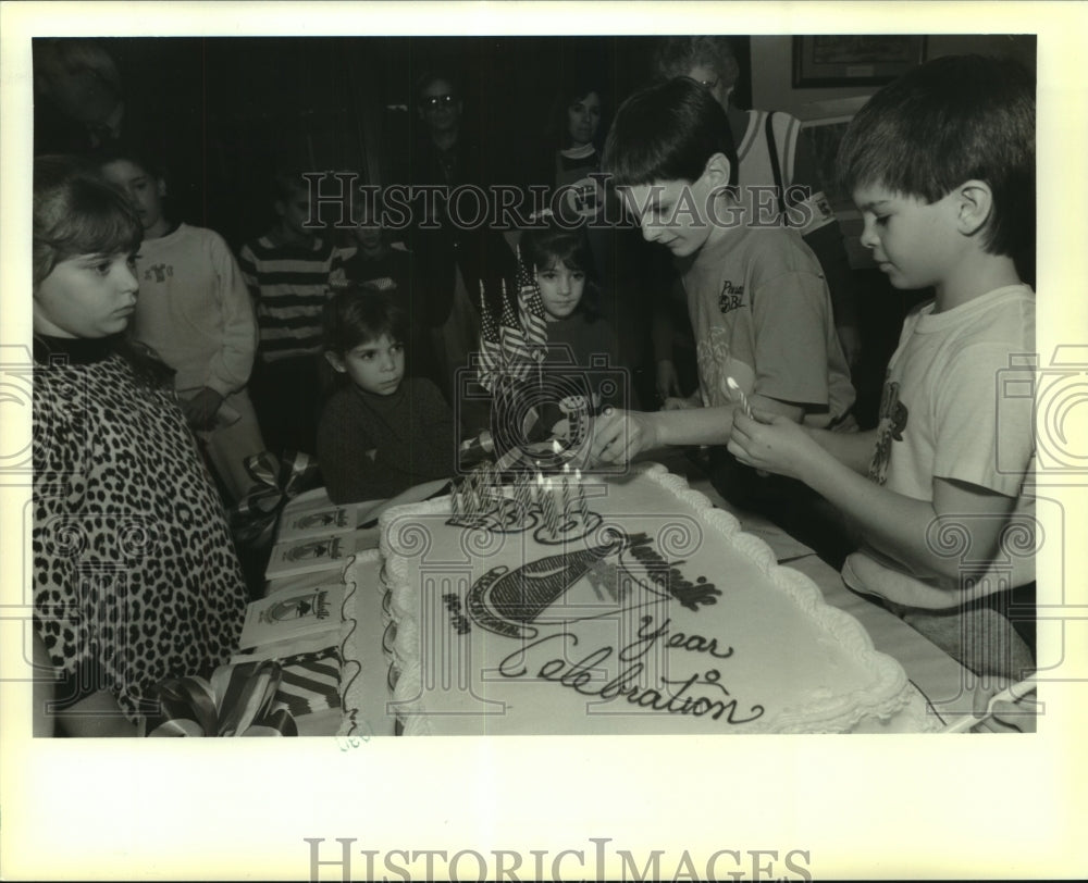 1990 Press Photo Mandeville-Twins share city&#39;s birthday to celebrate 150th - Historic Images