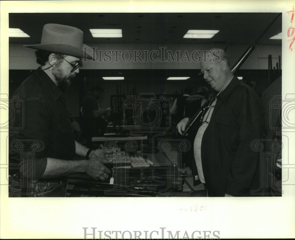 1990 Press Photo Attendees of Covington Gun and Knife Show at community center - Historic Images