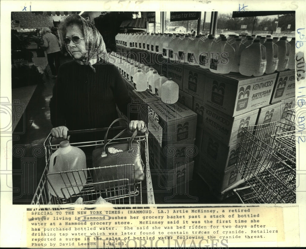 1983 Press Photo Cyanide in Hammond water forces residents to buy bottled water - Historic Images