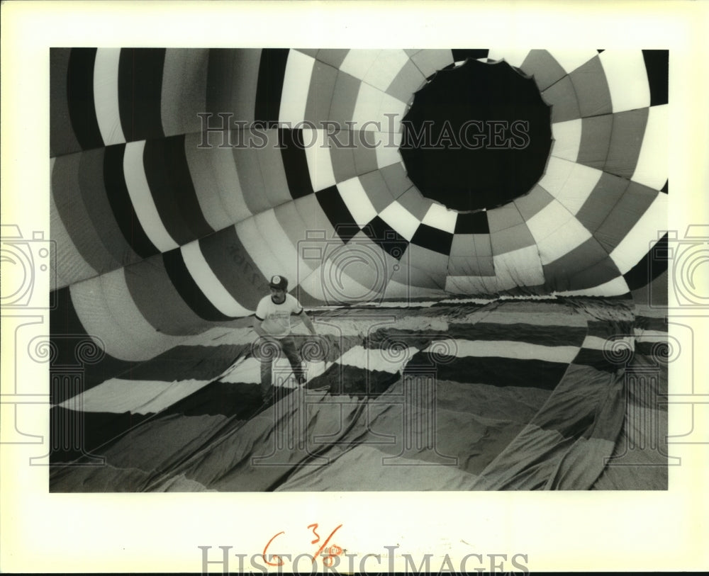 1988 Press Photo Chris Burry makes adjustments inside &quot;Dubloon&quot; before lift-off. - Historic Images