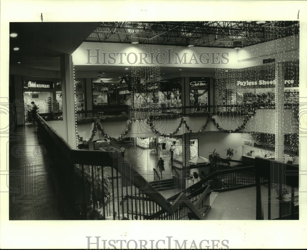 1986 Press Photo View inside Hammond Square Shopping Mall during the holidays - Historic Images