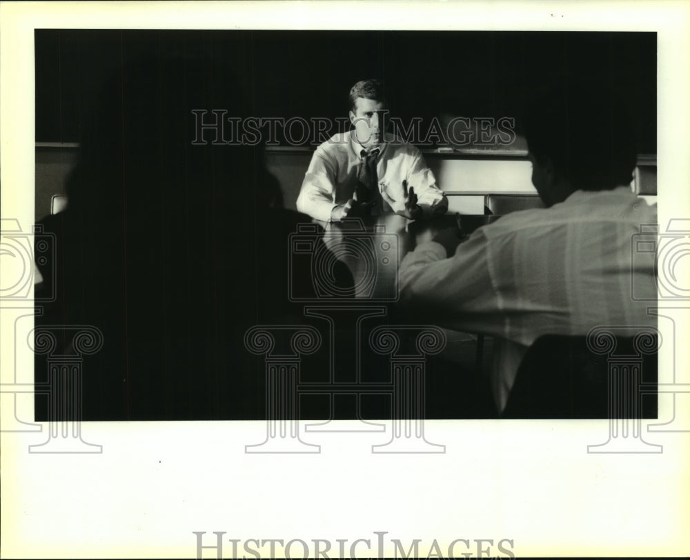 1990 Press Photo Mike Hammers speaks to student of SUNO program for stockbrokers - Historic Images