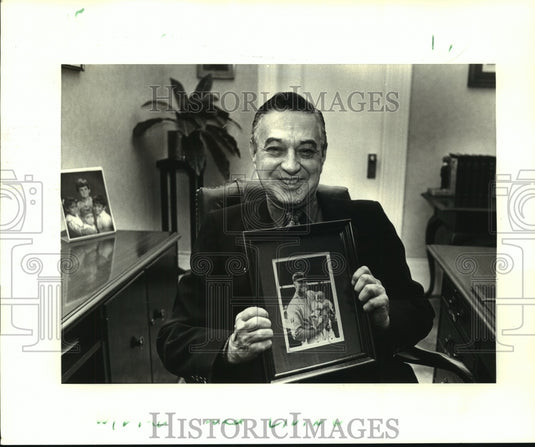 1988 Press Photo Walter Johnson Hammer Holds Photo at Criminal Courthouse - Historic Images