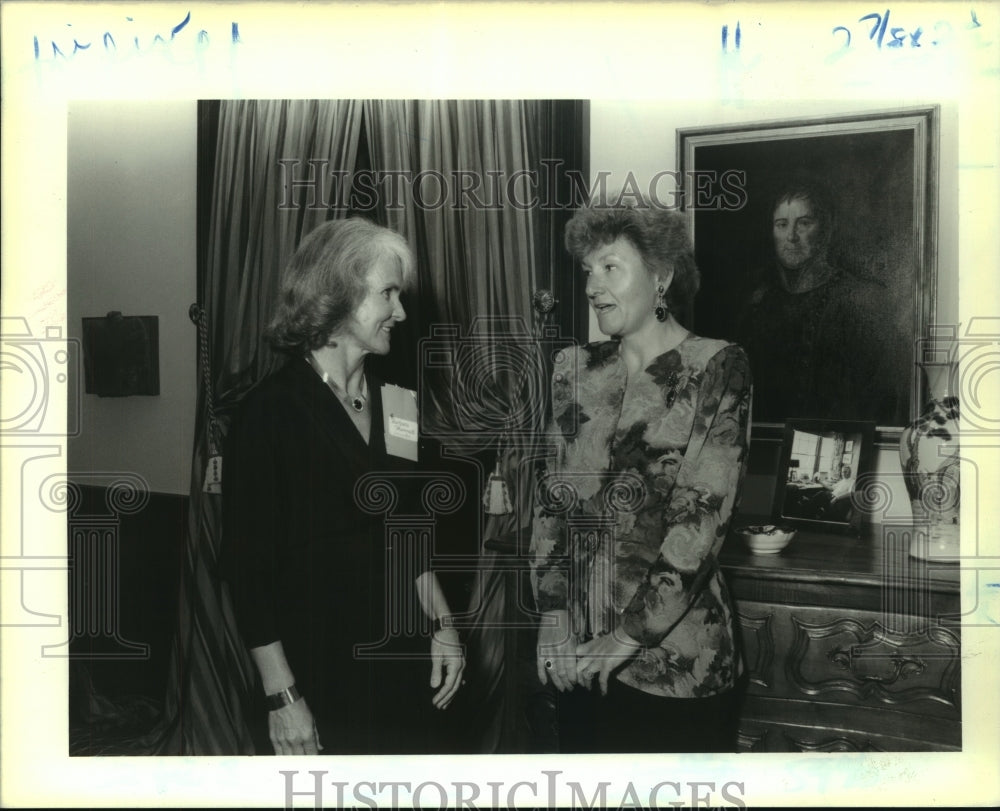 1989 Press Photo Barbara Hammett &amp; Kathleen Jones of Volunteers of America - Historic Images