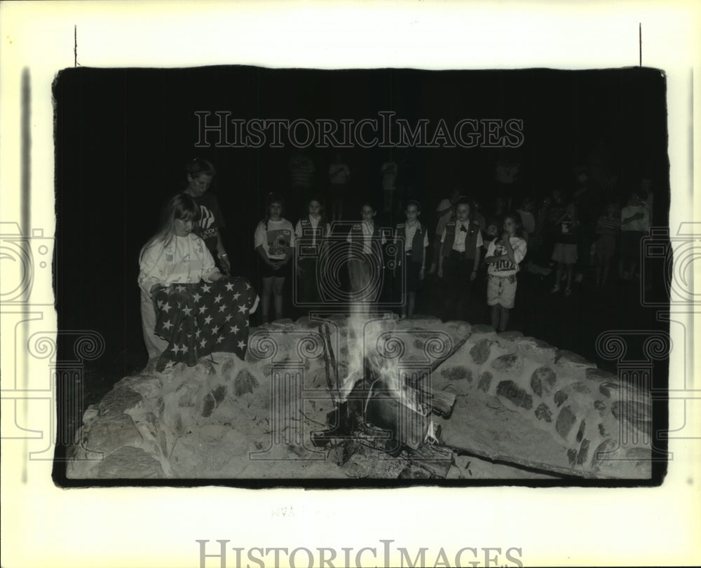 1990 Press Photo Flags - Hunter Hammerssen &amp; Jean Fahr in Flag Burning Ceremony - Historic Images