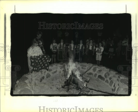 1990 Press Photo Flags - Hunter Hammerssen & Jean Fahr in Flag Burning Ceremony - Historic Images
