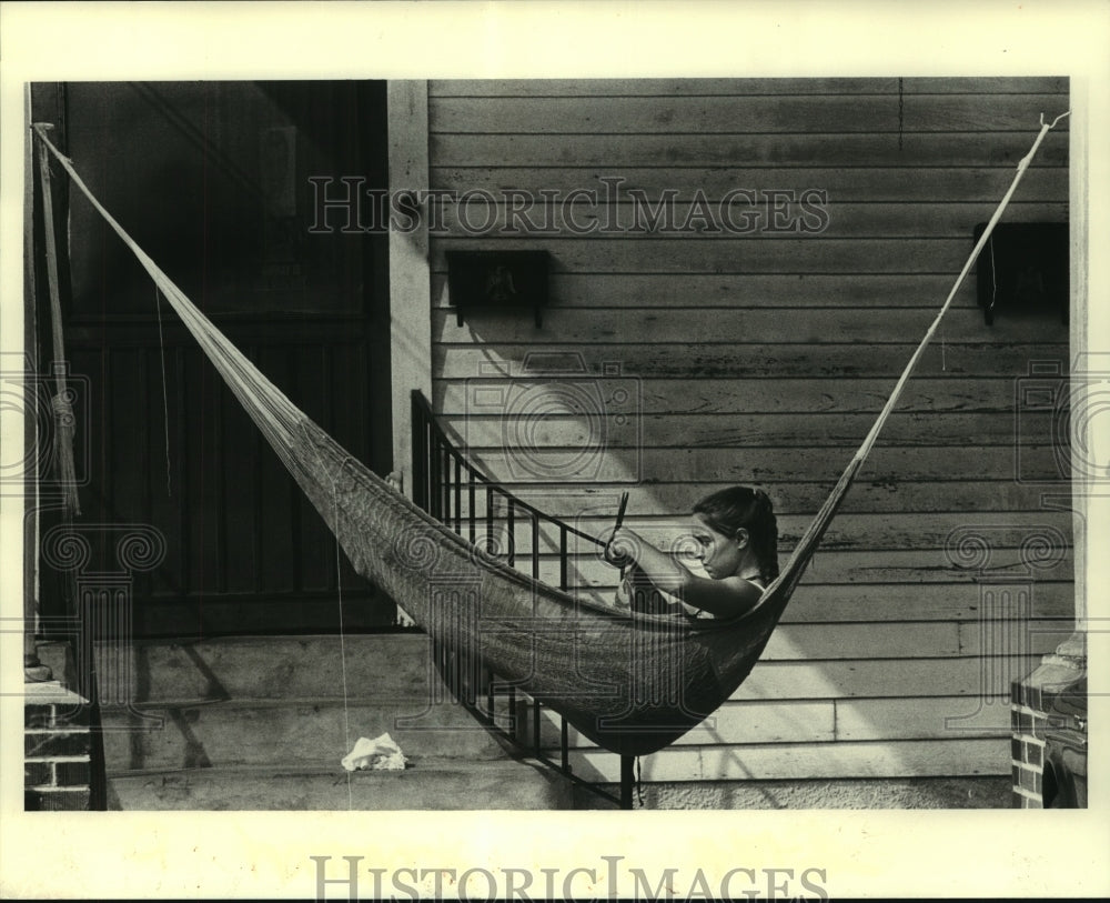 1983 Press Photo Sewing - Pat Wickering Sits in Hammock and Sews a Shirt - Historic Images