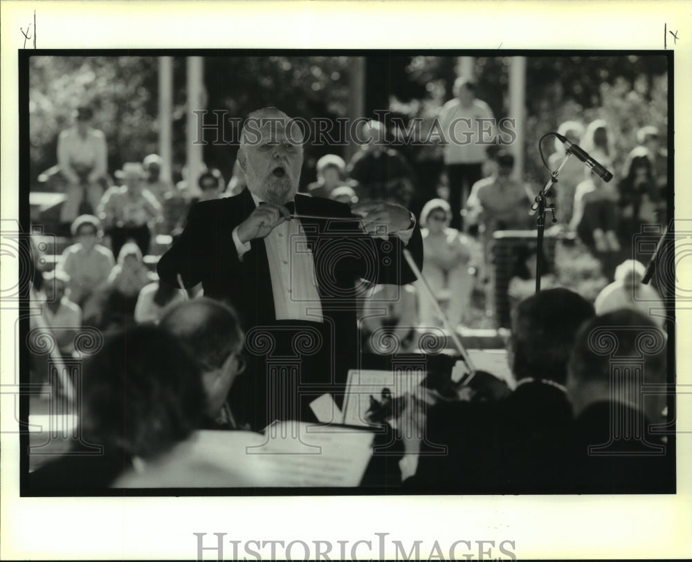 1990 Press Photo Graham Hamrick Conducts for New Orleans Area Civic Symphony - Historic Images