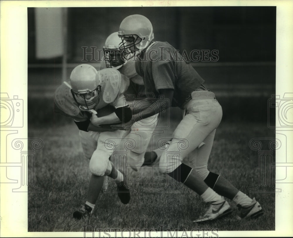 1989 Press Photo Football players Chad Hannabas hands off to Richard Maus - Historic Images