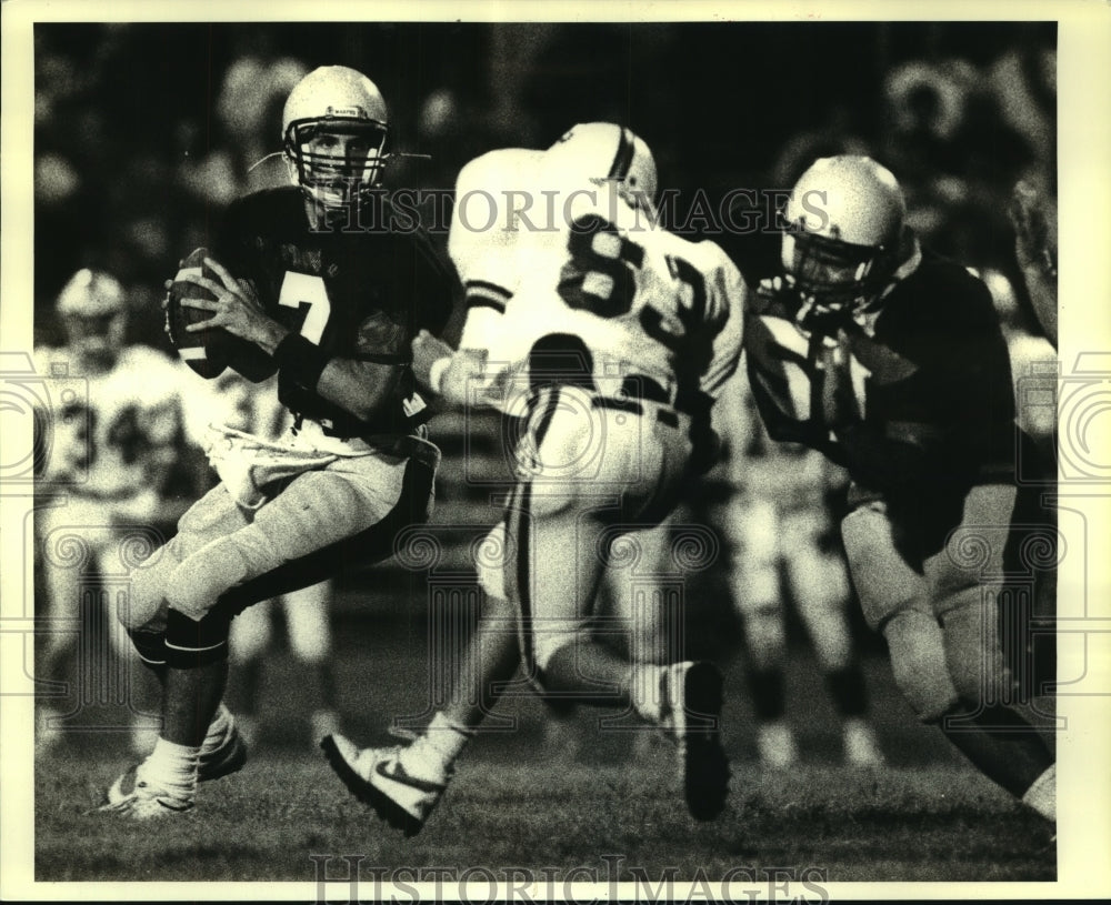 1989 Press Photo Football player Shad Hannabass drops back to pass during game - Historic Images