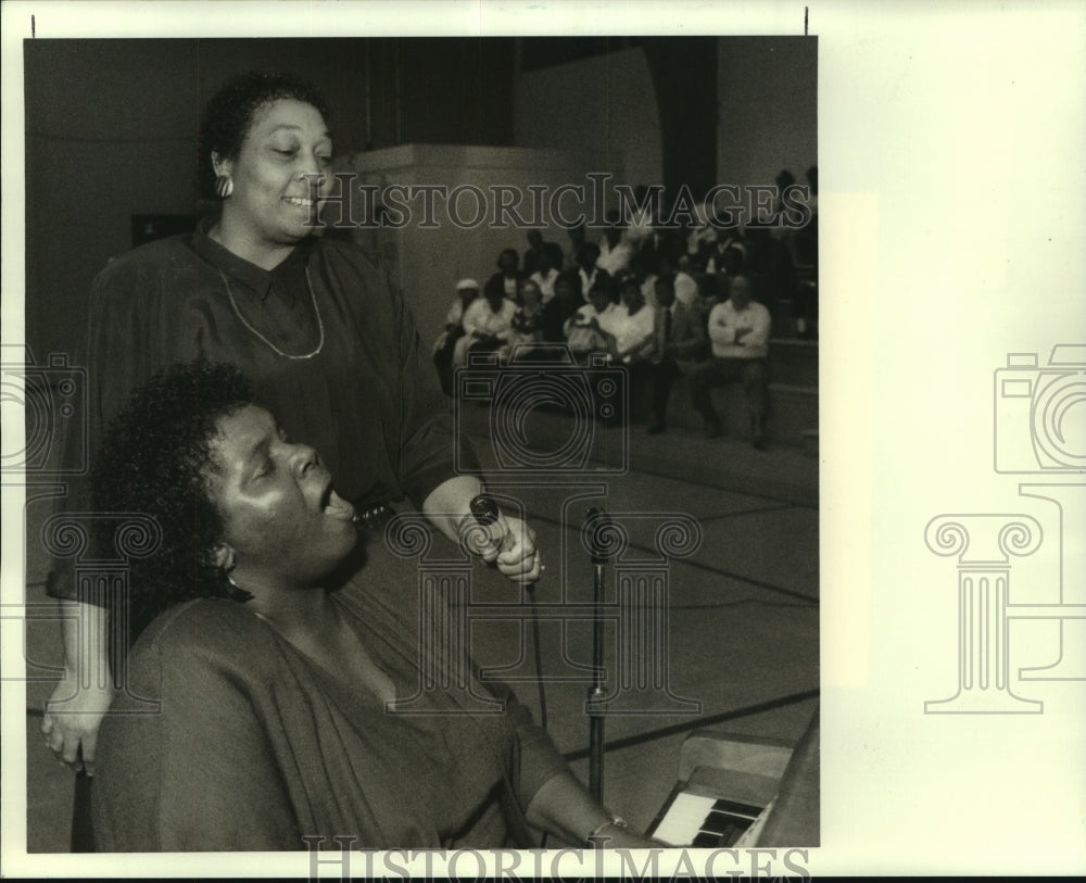 1990 Press Photo Carolyn Hamler &amp; Edith Powell during celebration of gospel - Historic Images