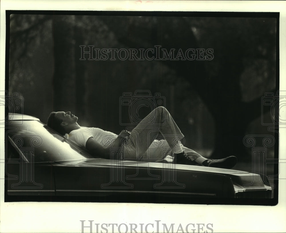 1986 Press Photo Wilfred Hamilton Jr. takes a break at City Park - Historic Images