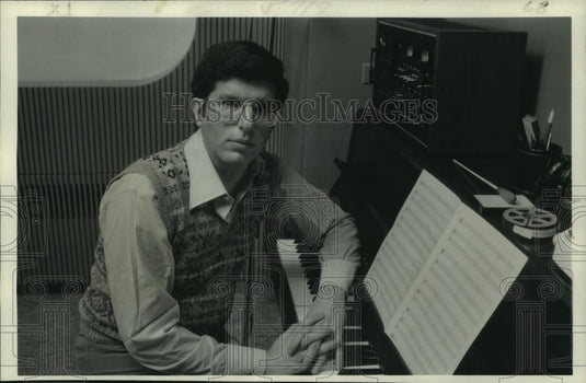 1979 Press Photo Composer Marvin Hamlisch sits at his piano - nob24239 - Historic Images