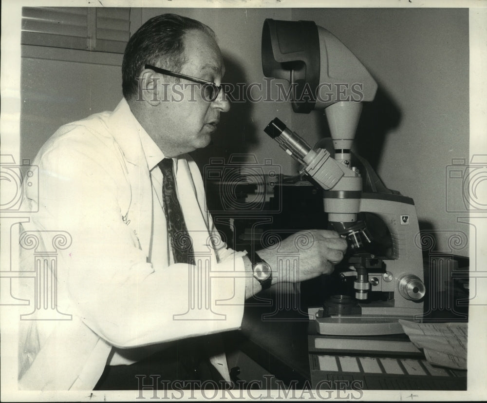 1988 Press Photo Dental researcher Dr. Victor Halperin checks for mouth cancer - Historic Images