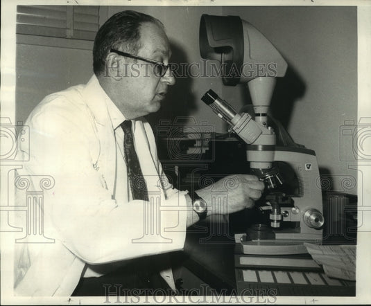 1988 Press Photo Dental researcher Dr. Victor Halperin checks for mouth cancer - Historic Images