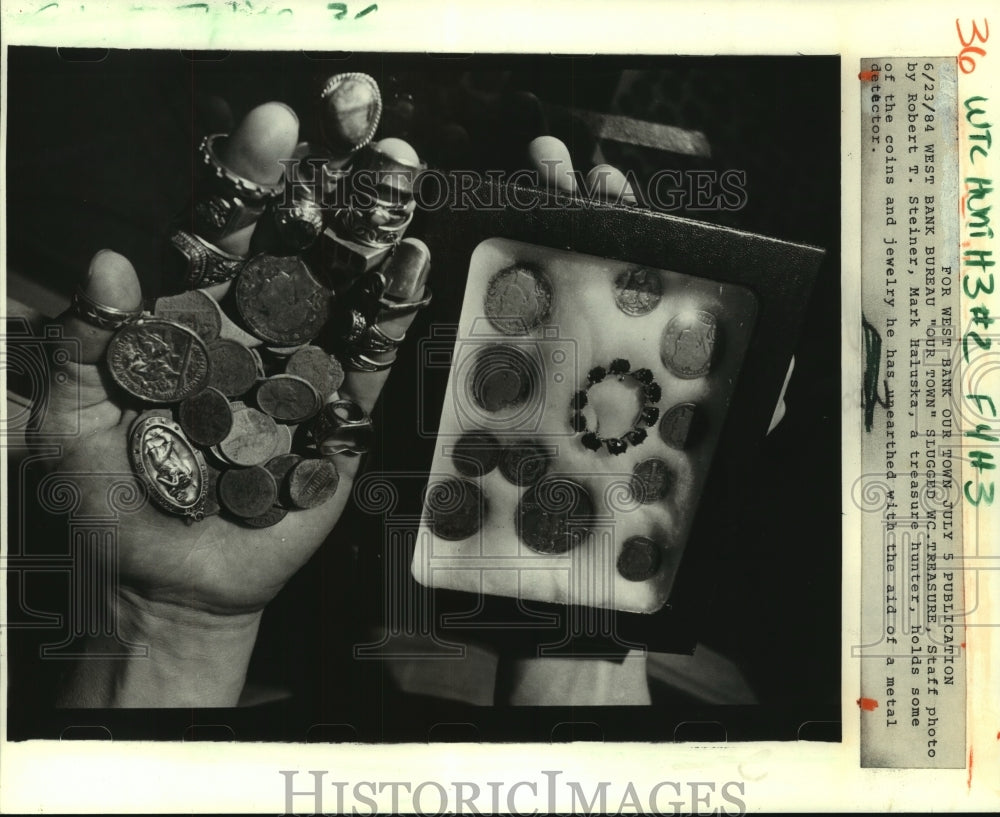 1984 Press Photo Treasure hunter Mark Haluska holds some of his coins &amp; jewlery - Historic Images
