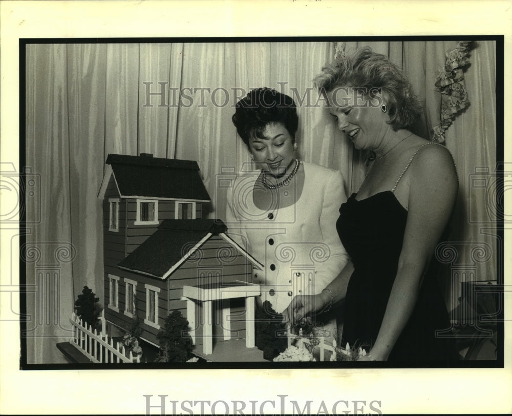 1990 Press Photo Sissy Halter &amp; Suzanne Barberio at a Children&#39;s Museum Auction - Historic Images