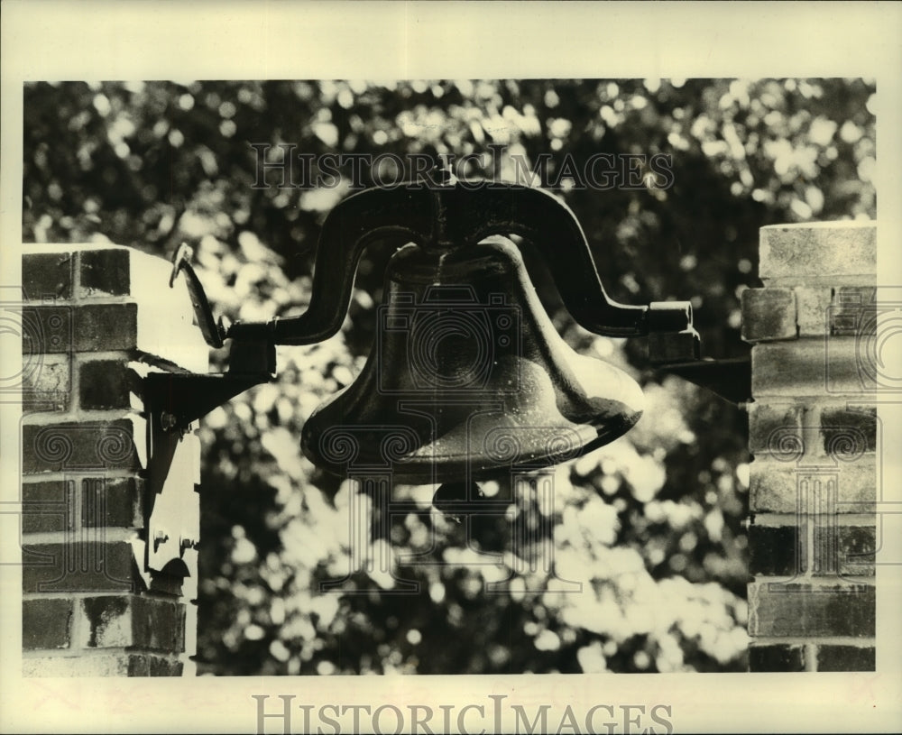 1987 Press Photo 100 year old plantation bell at Roy Ham&#39;s residence in Kenner - Historic Images