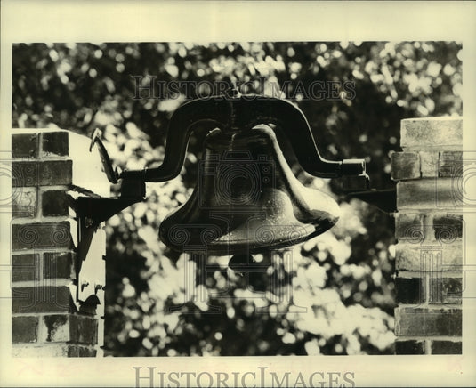 1987 Press Photo 100 year old plantation bell at Roy Ham's residence in Kenner - Historic Images