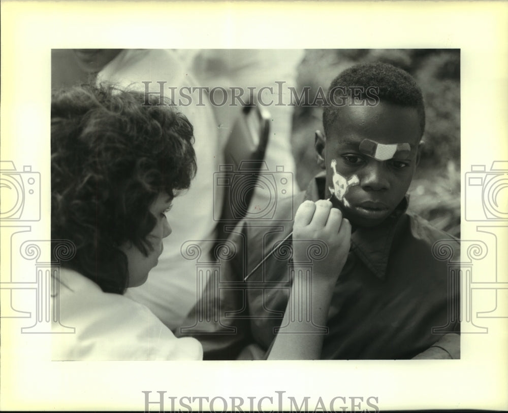 1989 Press Photo Samuel Peters School student gets face painted for Halloween - Historic Images