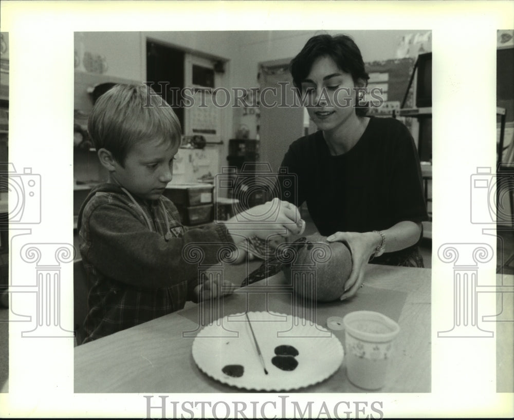 1995 Press Photo Meraux School students paint their Halloween pumpkins - Historic Images