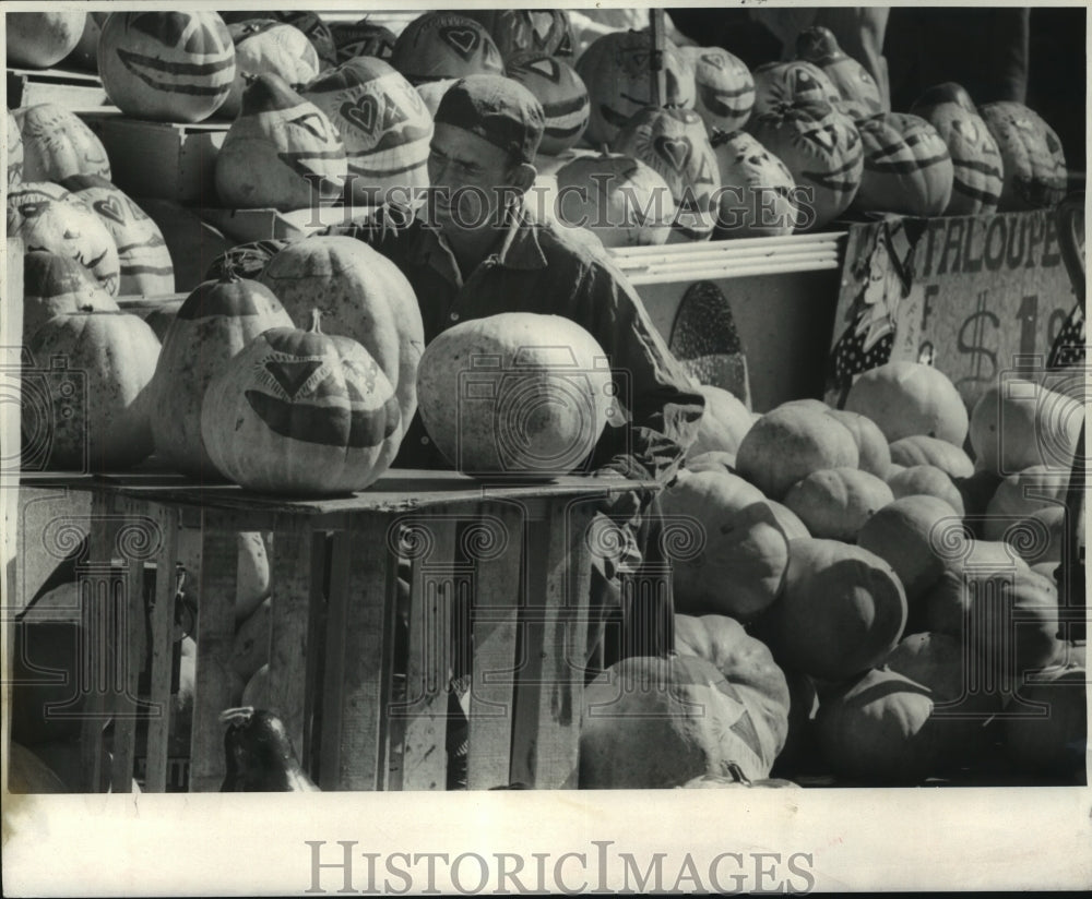 1969 Press Photo Hollyween Pumpkins for sale at Farmer&#39;s Market in New Orleans - Historic Images