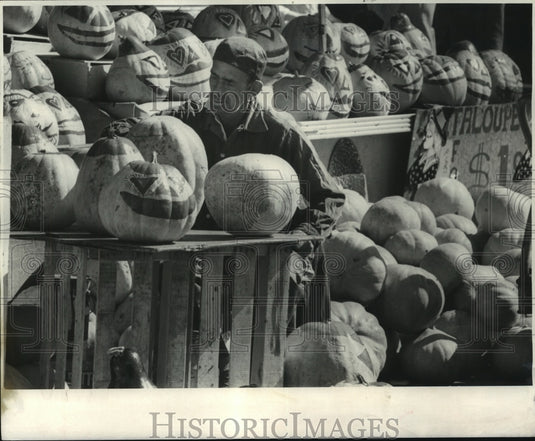 1969 Press Photo Hollyween Pumpkins for sale at Farmer's Market in New Orleans - Historic Images