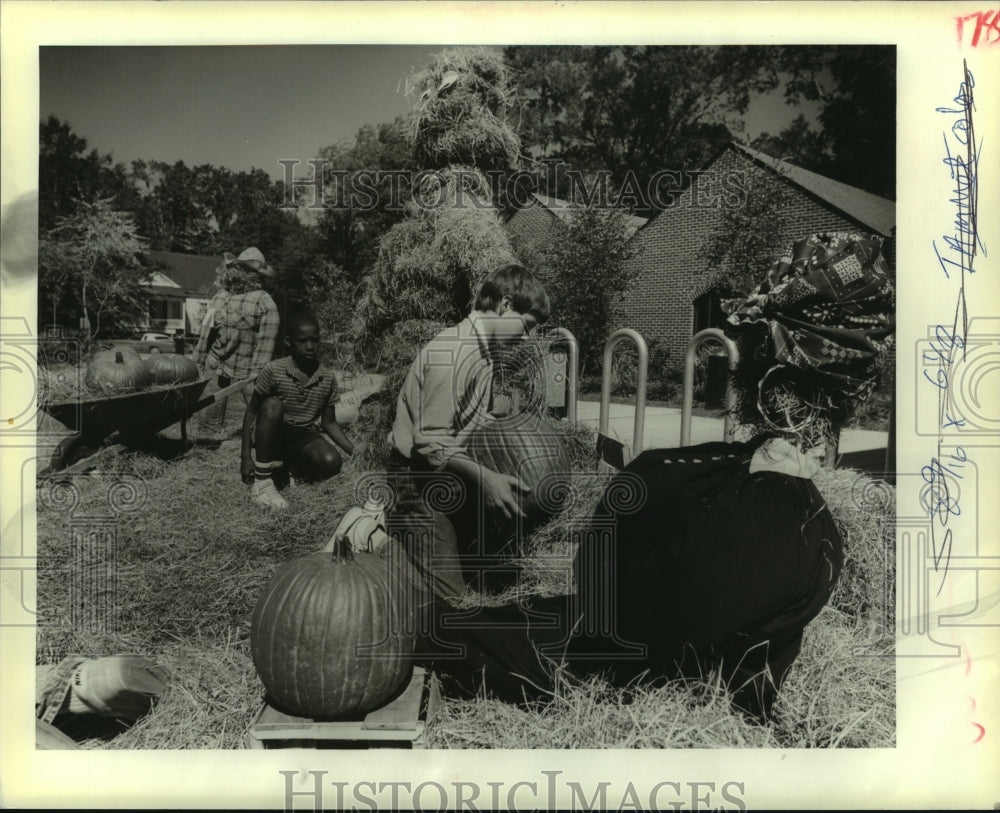1988 Press Photo Preparing for The 175th Covington Anniversary Scarecrow Contest - Historic Images