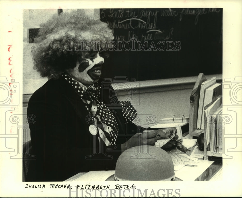 1983 Press Photo Elizabeth Bates teacher at JD Meisel School- Halloween Costume - Historic Images