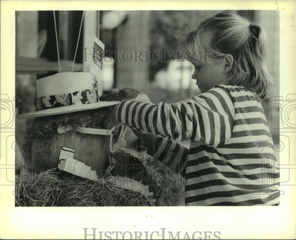 1988 Press Photo Mandeville Pine Tree Plaza- Pumpkin Decorating Contest - Historic Images