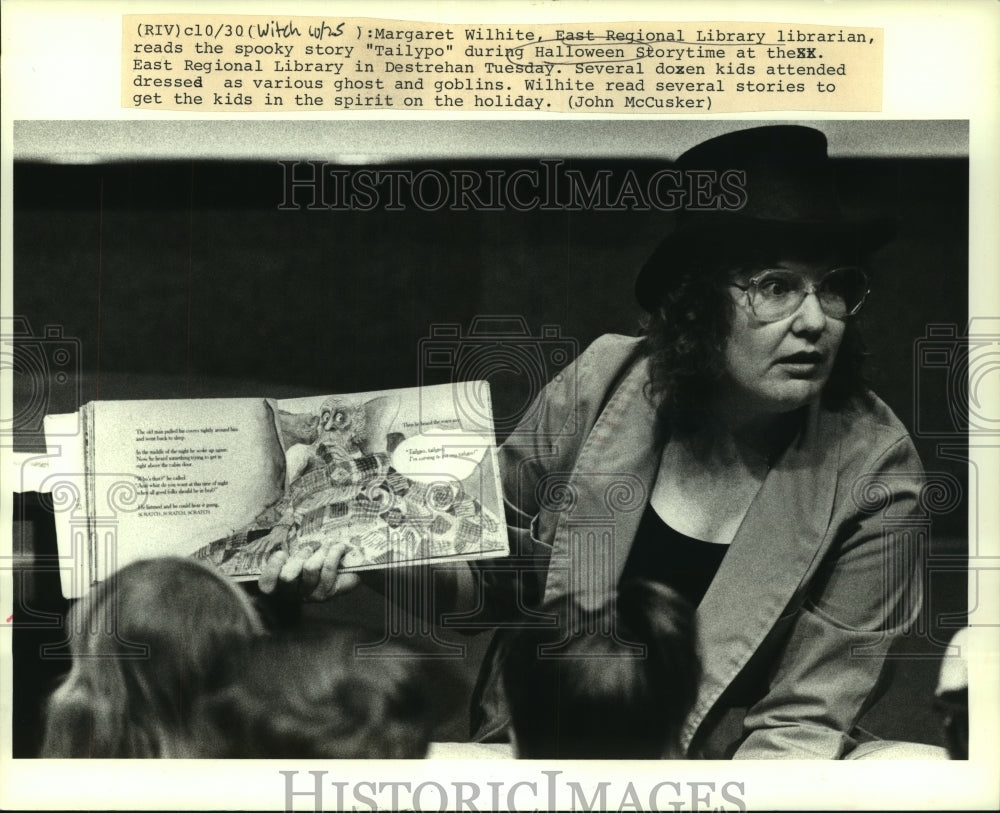 1988 Press Photo Librarian Margaret Wilhite read book during Halloween Storytime - Historic Images