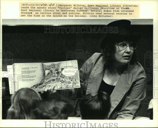 1988 Press Photo Librarian Margaret Wilhite read book during Halloween Storytime - Historic Images