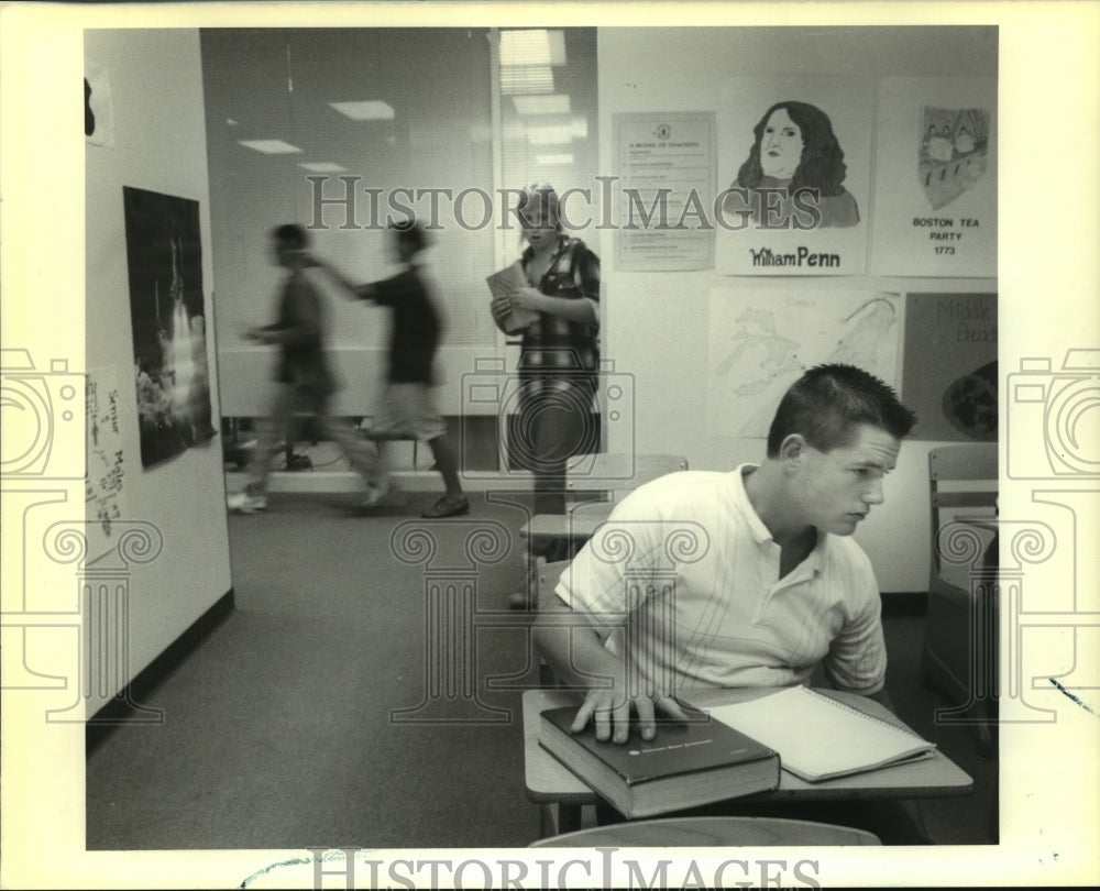 1989 Press Photo Hahnville High School student Ryan Woods sits in class - Historic Images