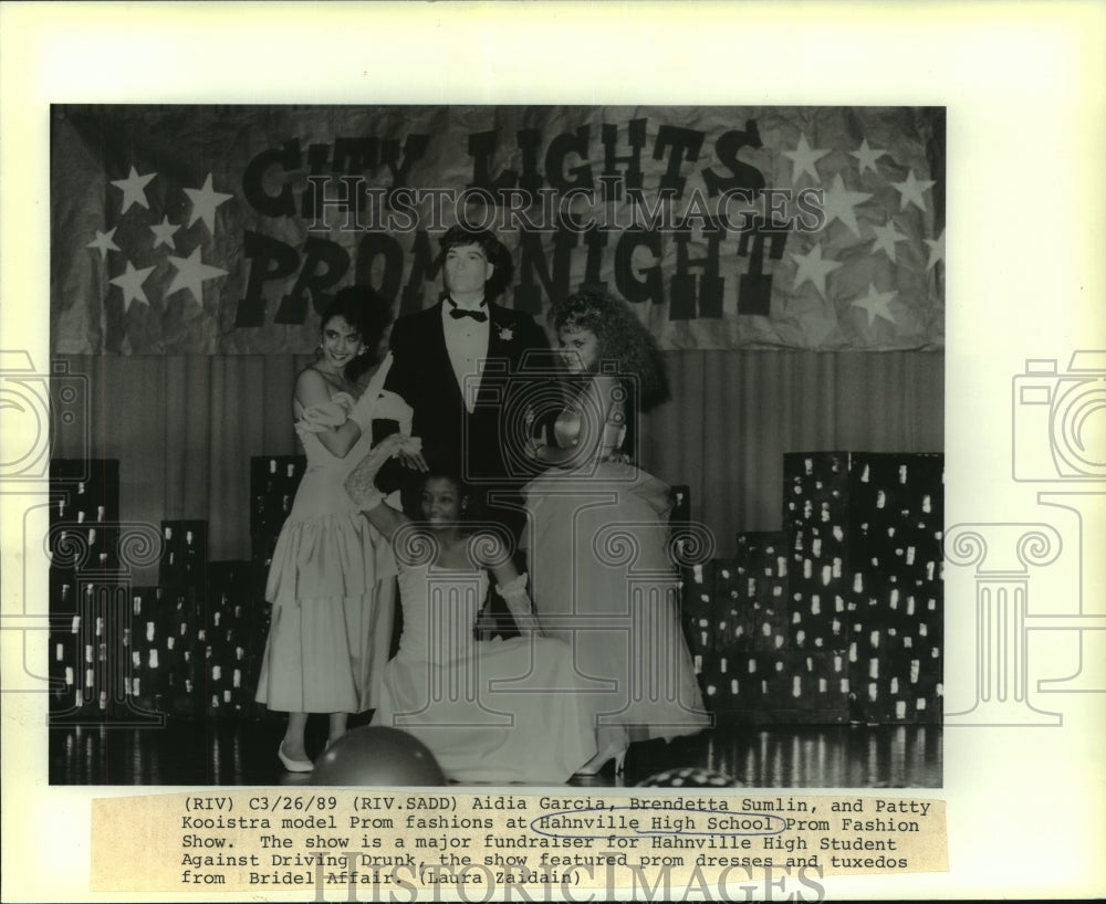 1989 Press Photo Students during Hahnville High School Prom Fashion Show - Historic Images