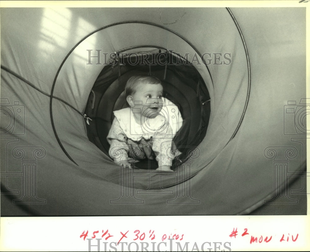 1992 Press Photo Lashley Schulingkamp crawling in a tunnel at Gym Rompers Class - Historic Images