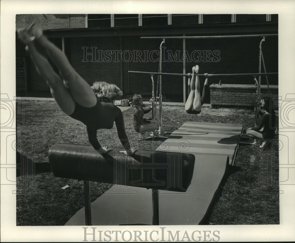 1964 Press Photo Janie Speaks &amp; Mary Camille Traweck practicing their routines - Historic Images