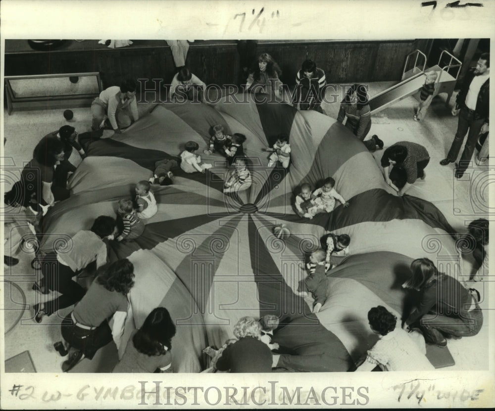 1983 Press Photo Babies with their parents during class at the Gymboree - Historic Images