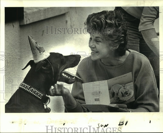 1988 Press Photo Janet Hallmark reads Damon's birthday card to him - Historic Images