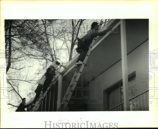 1991 Press Photo Workers put new section of gutter into place - Historic Images