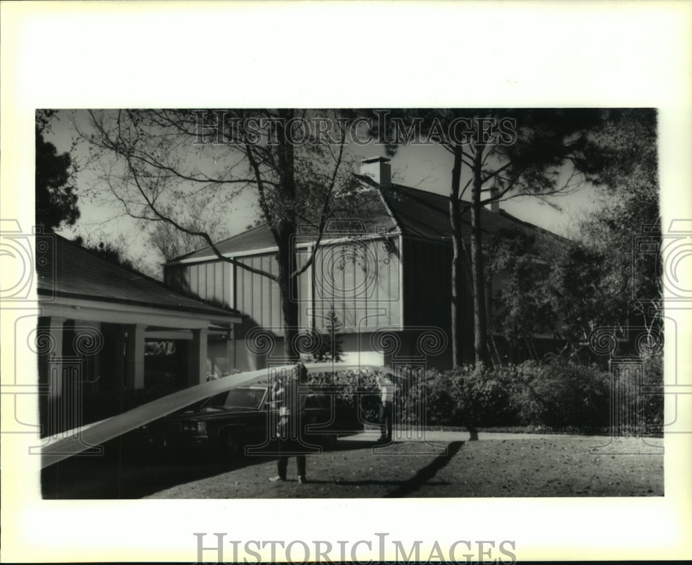 1991 Press Photo A 80 foot section of gutter is taken to home to be installed - Historic Images